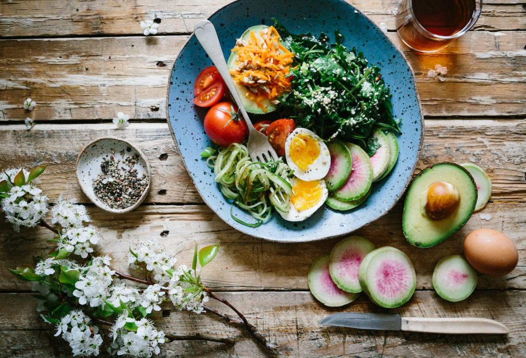 Où commander des plateaux repas à Paris pour les séniors ?