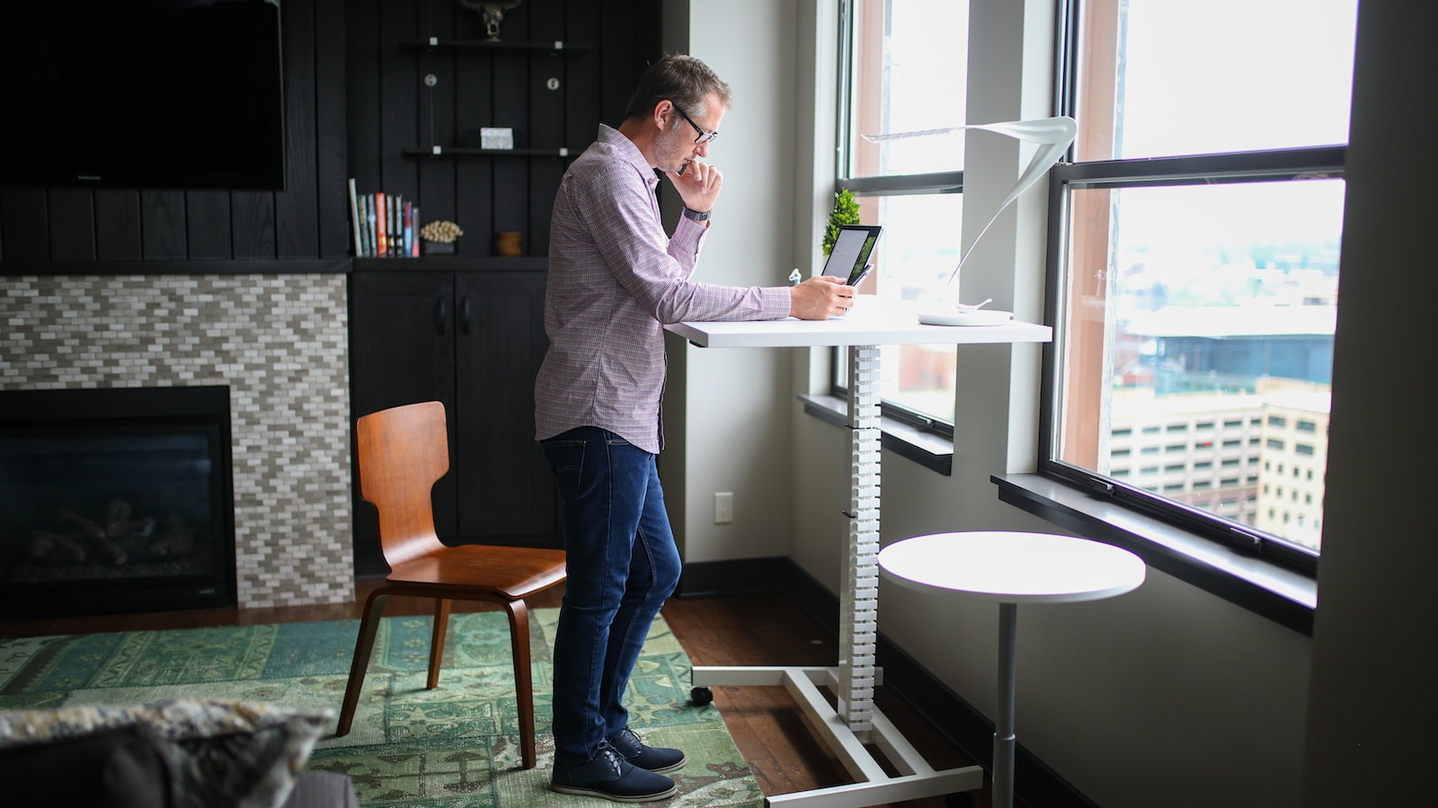 Les bureaux ergonomiques assis-debout: Comment travailler de manière saine et productive