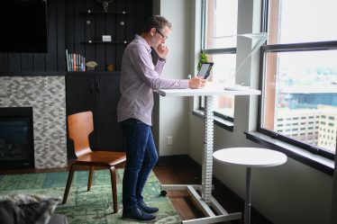 Les bureaux ergonomiques assis-debout: Comment travailler de manière saine et productive