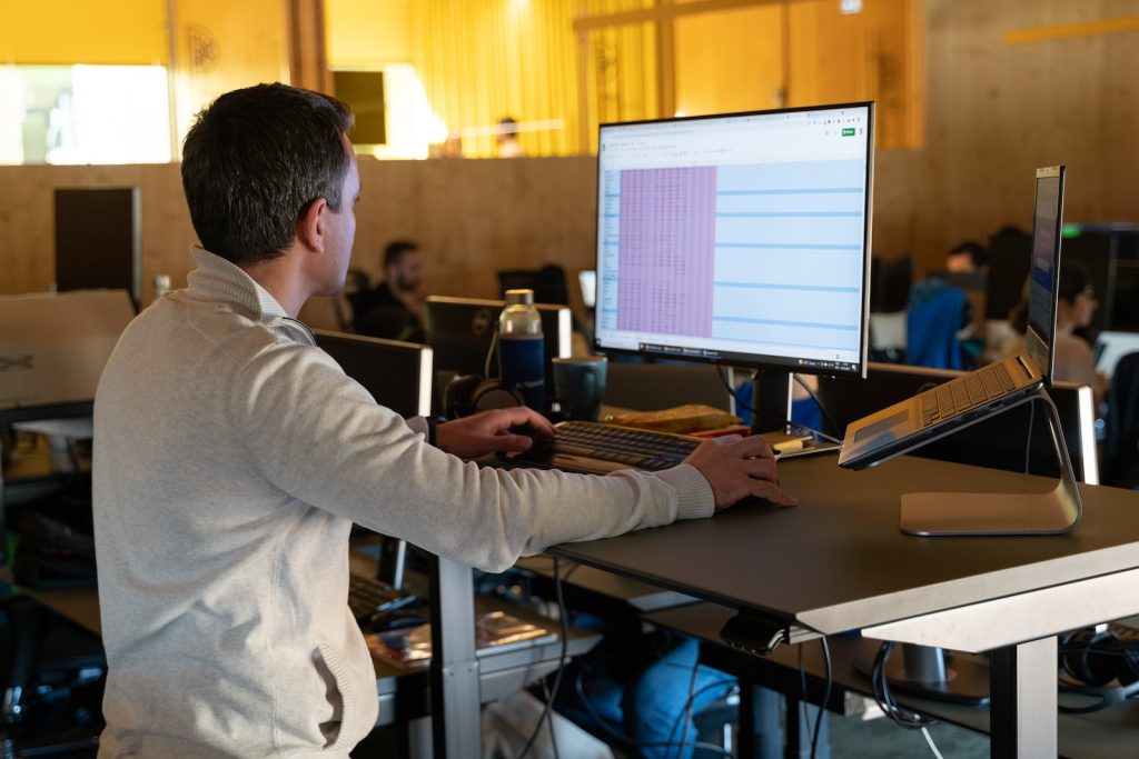 Les bureaux ergonomiques assis-debout: Comment travailler de manière saine et productive