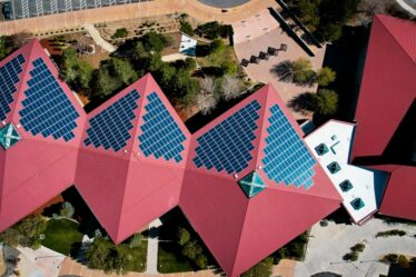 Location de toiture pour panneaux solaires : comment transformer votre toit en revenu ?