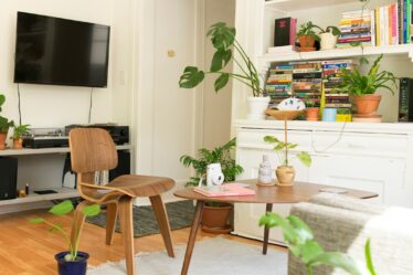 Combien gagne une aide à domicile : découvrez les salaires moyens et astuces