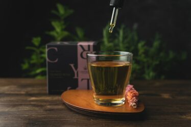 Avec quoi mélanger huile de CBD : 7 idées simples et efficaces à essayer chez vous