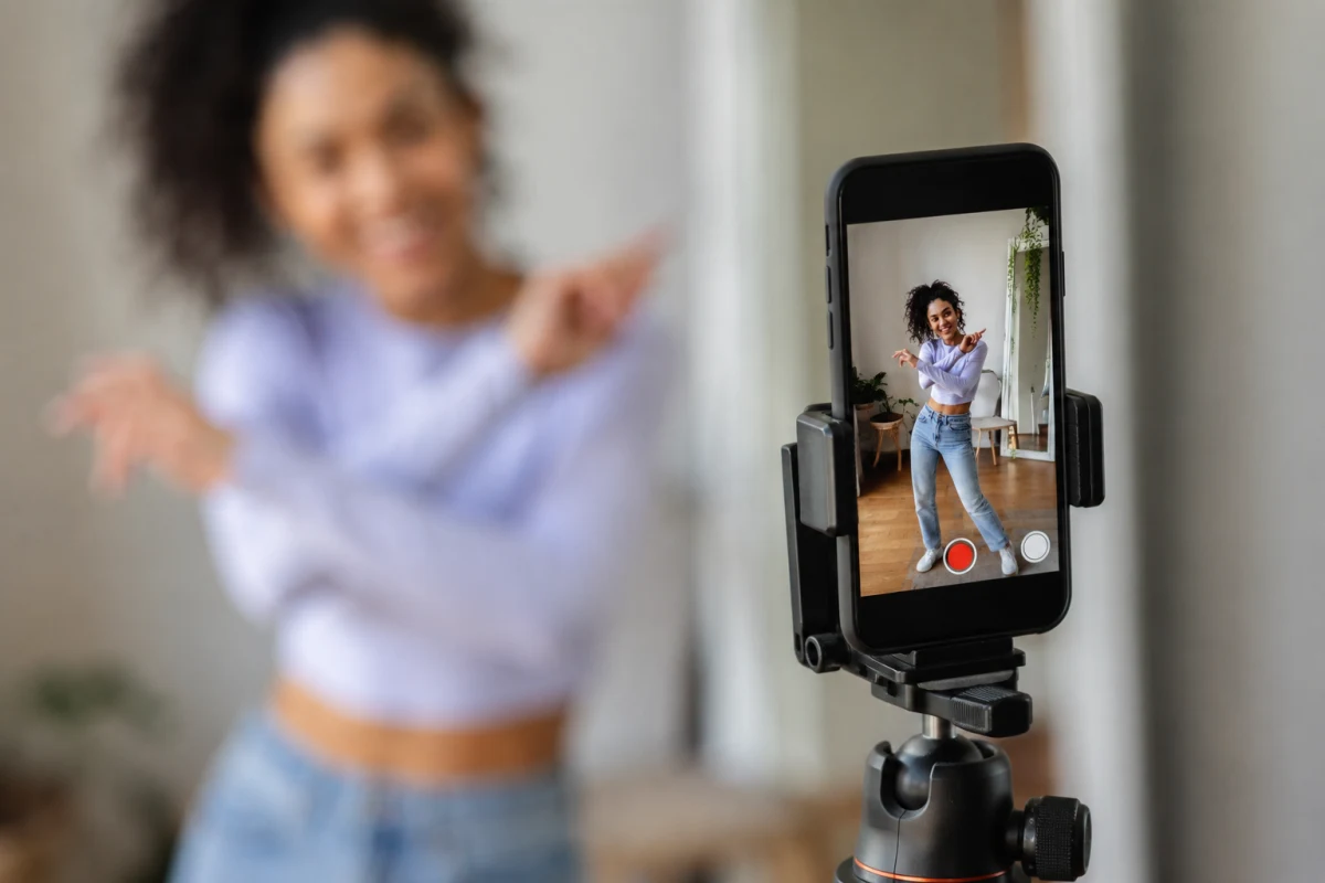 Écran de smartphone affichant un profil TikTok avec un compteur d'abonnés en forte progression
