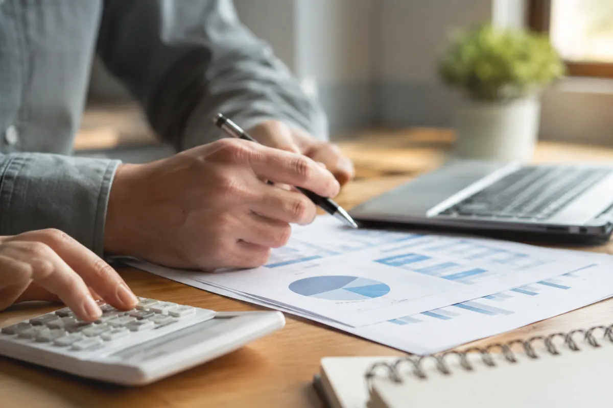 Gros plan sur un tableau de garanties santé et un stylo posé sur un contrat de mutuelle pour indépendant