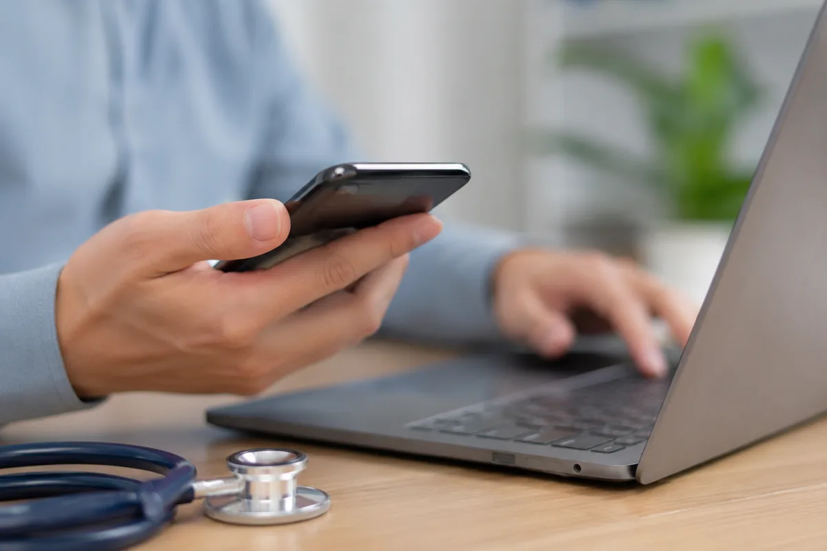 Mains tenant un document de contrat d'assurance santé avec une date d'effet cochée au stylo