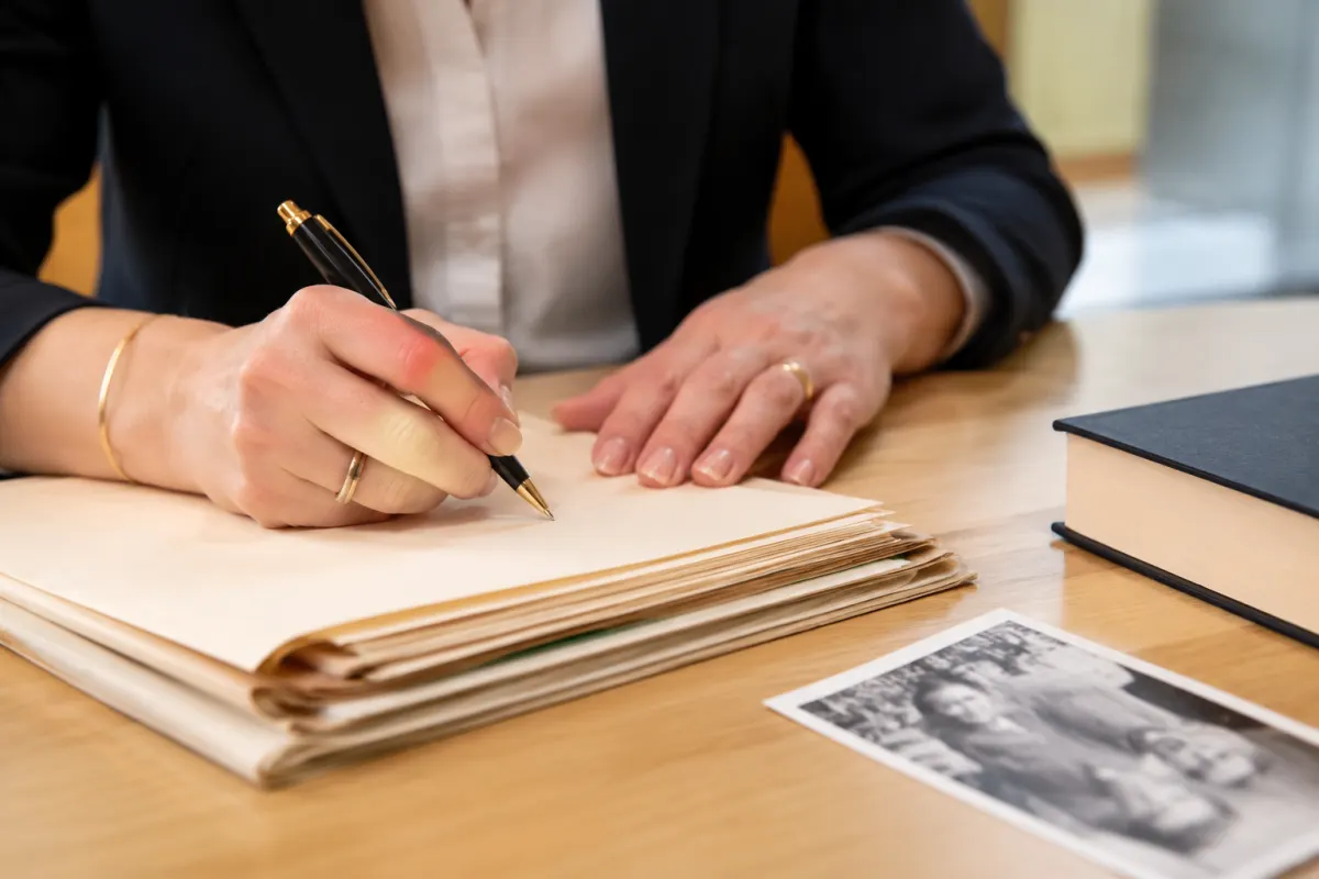 Gros plan sur un stylo plume posé sur un acte de notoriété officiel